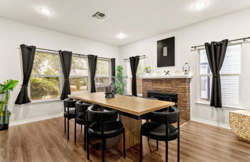 Spacious Retreat with Pool & Hot Tub - 10 Minutes to Downtown - Foto 15