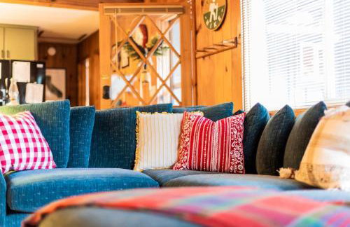 BunkHouse 1960's Camp Vibe with Timeless Wet Bar - Foto 41