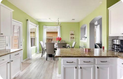 Modern 4BR Retreat, Fast WiFi, Parking, Less than 15 mins from Austin - Foto 28