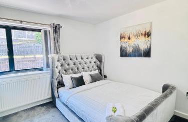 Luxury 5BR Stay With City Access - Photo 63