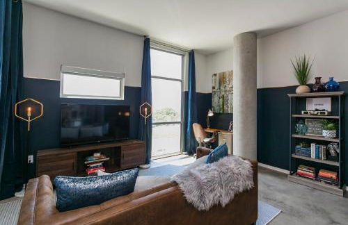 Mid Century Modern Downtown Condo | 30+ Night Min - Foto 20