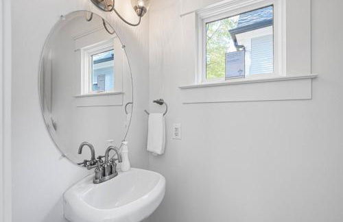 Tranquil East Nashville Zen Retreat with 2 Patios, Garage Parking, Yoga Mats Included, Covered Patio and Deck, Walk to Five Points Dining & Bars, Board Games, 10 Min to Broadway, 24 Hr Hospitality - Foto 37