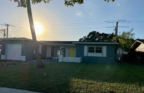 Royal Luxe Pool Home near Ft Laud airport and each - Photo 60