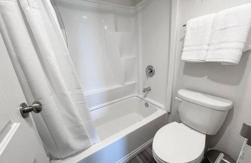 Sleepover Downtown Cincinnati 1BD 1BA Apartments - Photo 56