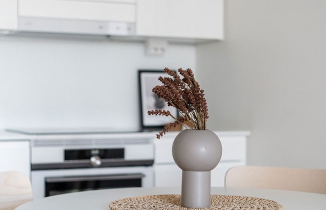 Stylish New 1BR Home with Sauna, Hosts 4 Guests - Foto 6