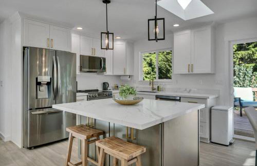 Stylish Bellevue Retreat - Photo 26