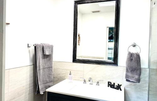 Beautiful Waterfront Home Less Than 7 mins to Beaches - Foto 47