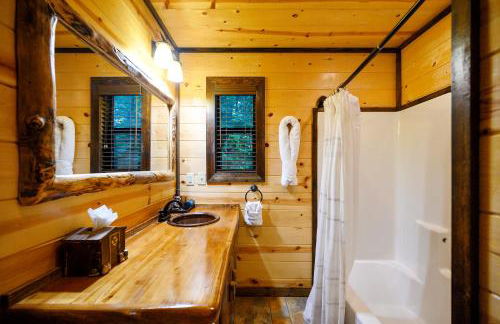 Rustic Family Getaway - Pool Table, Hot Tub, Pets, Great Location - Photo 34