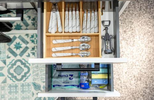 ROOMS NEAR ME - Entire place, kitchen & washroom with amenities, smart tv, fast Wifi, parking nearby - Foto 23