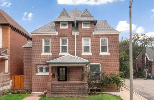 Luxury Living: Grand 7BR/5BA near Everything - Photo 47