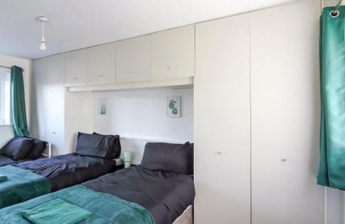 Modern 2BR Home in SK14, WIFI, Parking, Sleeps 5 - Foto 6