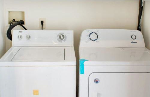 Cozy condo with yard and patio. Long-stay discount available - Foto 12