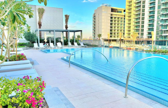 Elegant Stay: Balcony & Stunning Dubai Creek Views - Photo 23