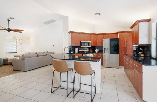 Three-Bedroom House - Best area-Heated Pool-Spa and Sauna Close to Beaches - Foto 26