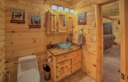 Updated Manistique Log Cabin, Yard and Fire Pit - Foto 12