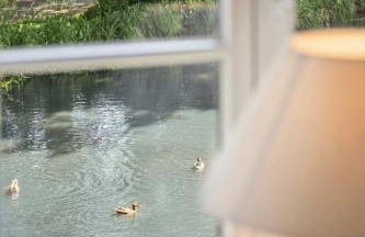 GUT KLETKAMP "Altes Torhaus" - Historisches Ferienhaus mit 5 Schlafzimmern I Kamin I Garten & Terrasse I Seeblick I 15 Min zur Ostsee I Moderne Küche I Hundefreundlich I Parkplätze I WLAN - Foto 5