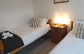 Leeson House in Harborne, Birmingham near Botanical Gardens, Queen Elizabeth Hospital, Birmingham University, Utilita Arena, Edgbaston Cricket Ground, Cadbury World and the Midland Art Centre, with free parking - Photo 19