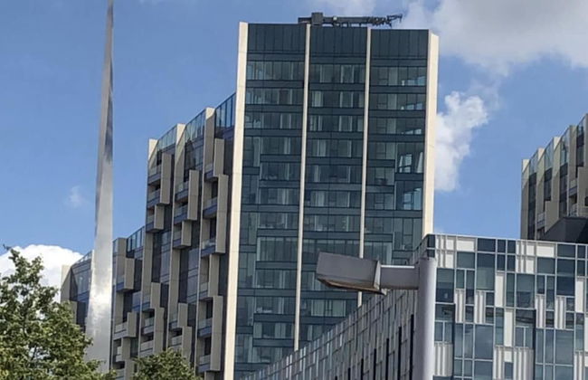 Stunning 1-bed Apartment in London With River View - Photo 9