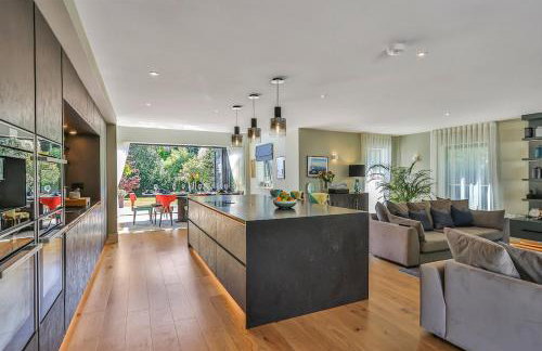 Avon House - modern family home - Photo 3