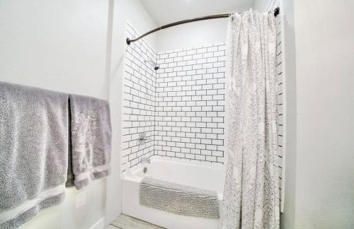 Boho Revival Modern Glam with AC in Downtown Albany - Foto 32