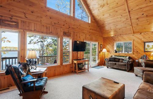 Lakefront Getaway with Kayaks, Fire Pit and Views - Foto 9
