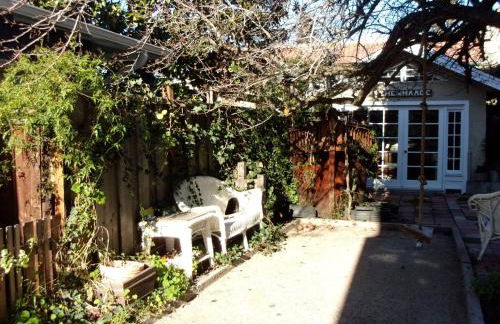 Summer-house OASIS on quiet street in ROCKRIDGE - Photo 25