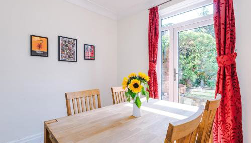 3 BR Property in Prestwich 15 mins from Manchester City Centre Garden Free parking Superfast WIFI Netflix - Foto 3