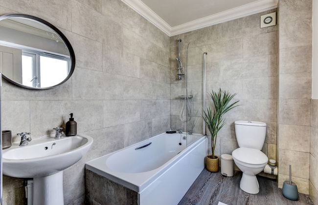 Beautiful 4 Bed House, 3 Minutes to Sea, Sleeps 8 - Foto 24