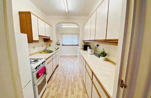 Barking London House sleeps 12 - parking - train tube - airport - Foto 16