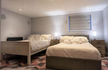 Beautiful 5 Bedroom Home Sleeps 12 people in Manchester - Foto 19