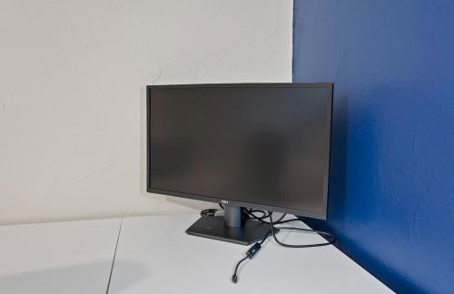 Upscale King Bed Suite ADA with Free Parking - Foto 19