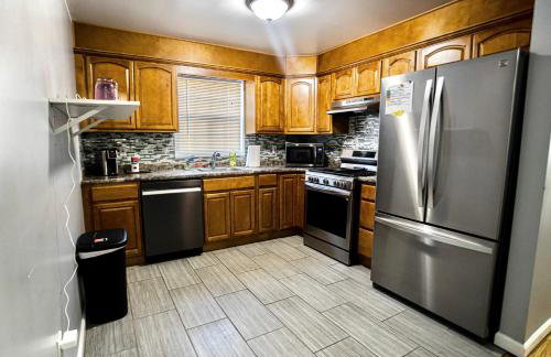 Urban Oasis Spacious 3BR 2BA Patio Near NYC EWR American Dream Mall - Photo 3