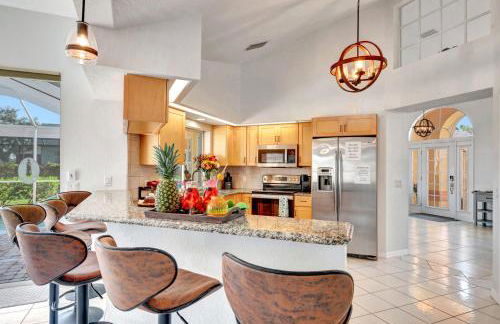 Spacious Canal-View Home with Pool and Game Room - Foto 22