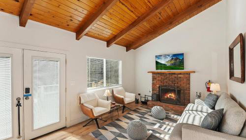 Peaceful Sunshine Chalet with Hot Tub - Foto 5