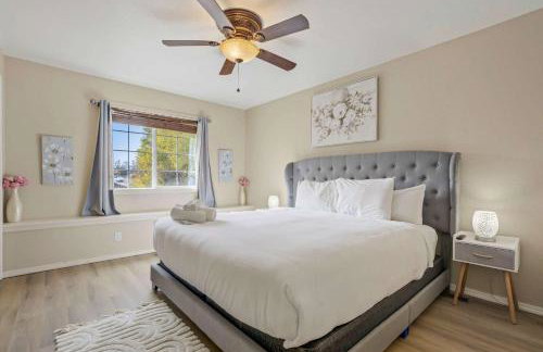 4BR w Fireplace Backyard BBQ near Peterson AFB - Foto 4