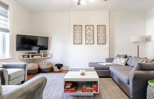 7BR Luxury Living 1st Floor Primary ABODEbucks - Foto 4