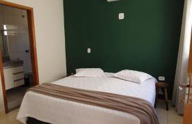 Suíte privativa com ar-condicionado l garagem l cozinha l centro - Foto 2