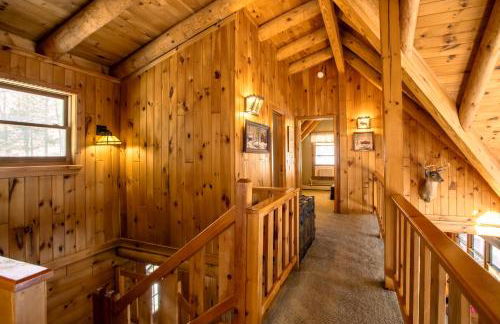 Poconos True Log Cabin with Sauna, Movie Theather, Hot Tub & Fire Pit! - Foto 31