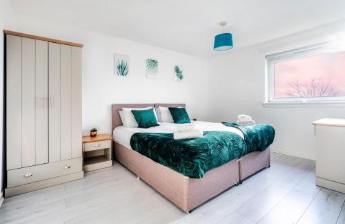 Balloch House -Spacious 3 bed house with on street parking - Photo 5