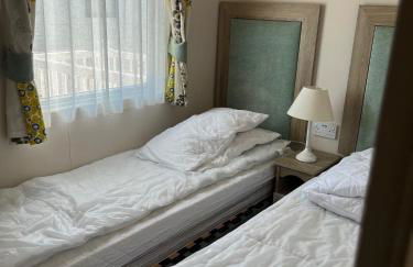 2 bed, 2 bath with decking overlooking the fishing lake at Sand Le Mere - Foto 8