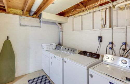 Bring the Family! Suburban Home with Yard in Omaha - Foto 23