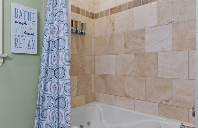 Lovely Historic Home in St Louis - JZ Vacation Rentals - Photo 12