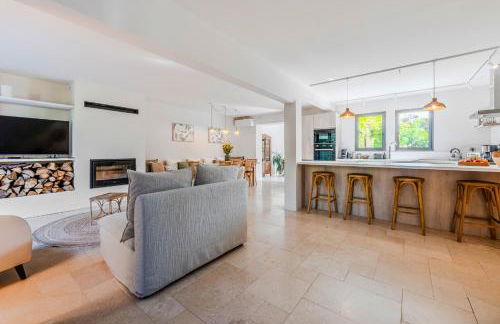 Gorgeous village home with heated pool, ideally located - Foto 6