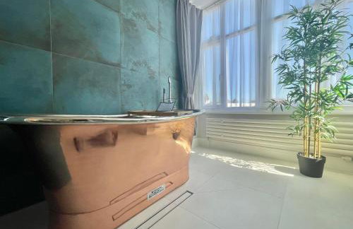 The Alice Apartment - by Coastline Retreats - Balcony Apartment - Alice in Wonderland Themed Secret Room - Luxury Copper Bath in Master Bedroom - Foto 1
