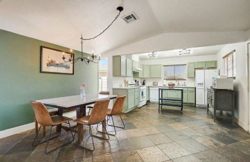Pool & Hot Tub! Centrally Located, Less Than 3 Miles to The Strip! - Foto 45