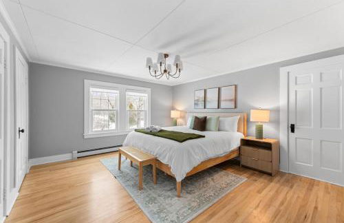 NEW l Modern Comfort wHOT TUB l NH Lakes Region - Foto 3