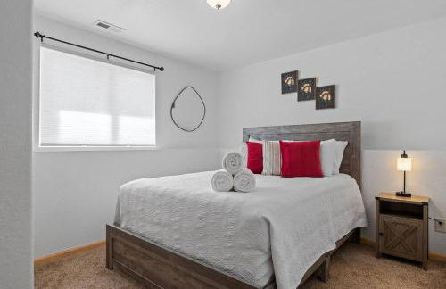 Stylish 5 BR- LG Fenced Backyard and Playground - Foto 19