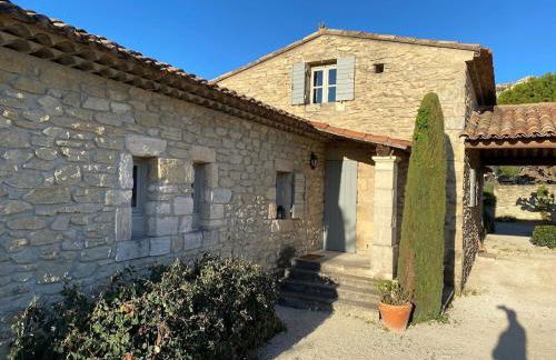 In Gordes, facing the entire Luberon Park a beautiful 5 bedrooms house - Photo 5