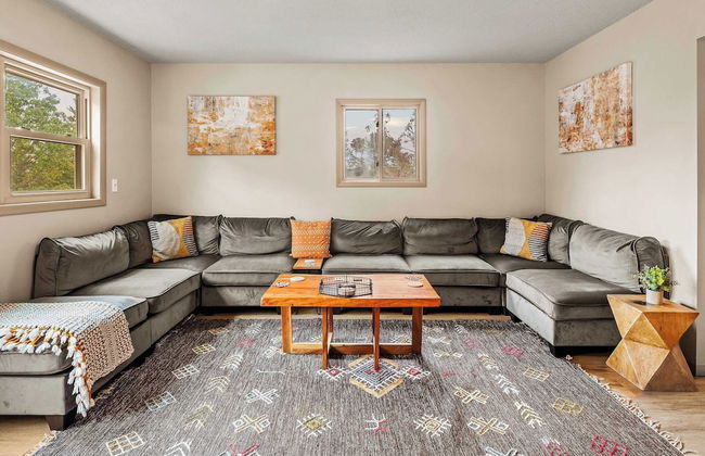 Emerald Bluff by Avantstay Lake Views, Deck, Fire Pit, Game Room - Photo 5