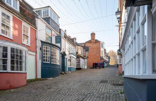 Spacious 5BR Home Near New Forest & Coast - Parking - Sleeps 10 - Photo 53